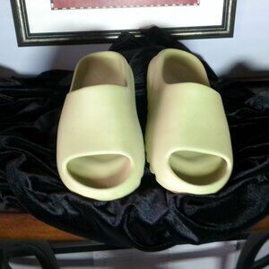 Yeezy Slide Resin Light Green Pre-Owned Size 10 US